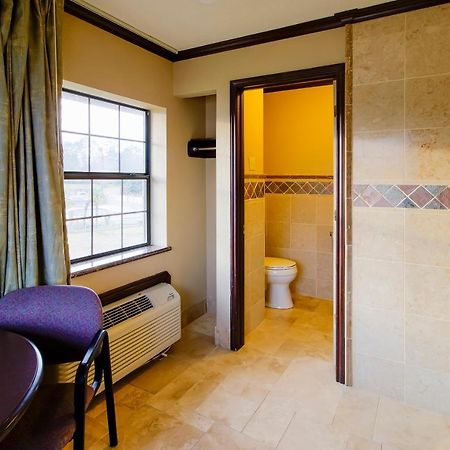Oyo Pinewood Inn & Suites Silsbee Bagian luar foto